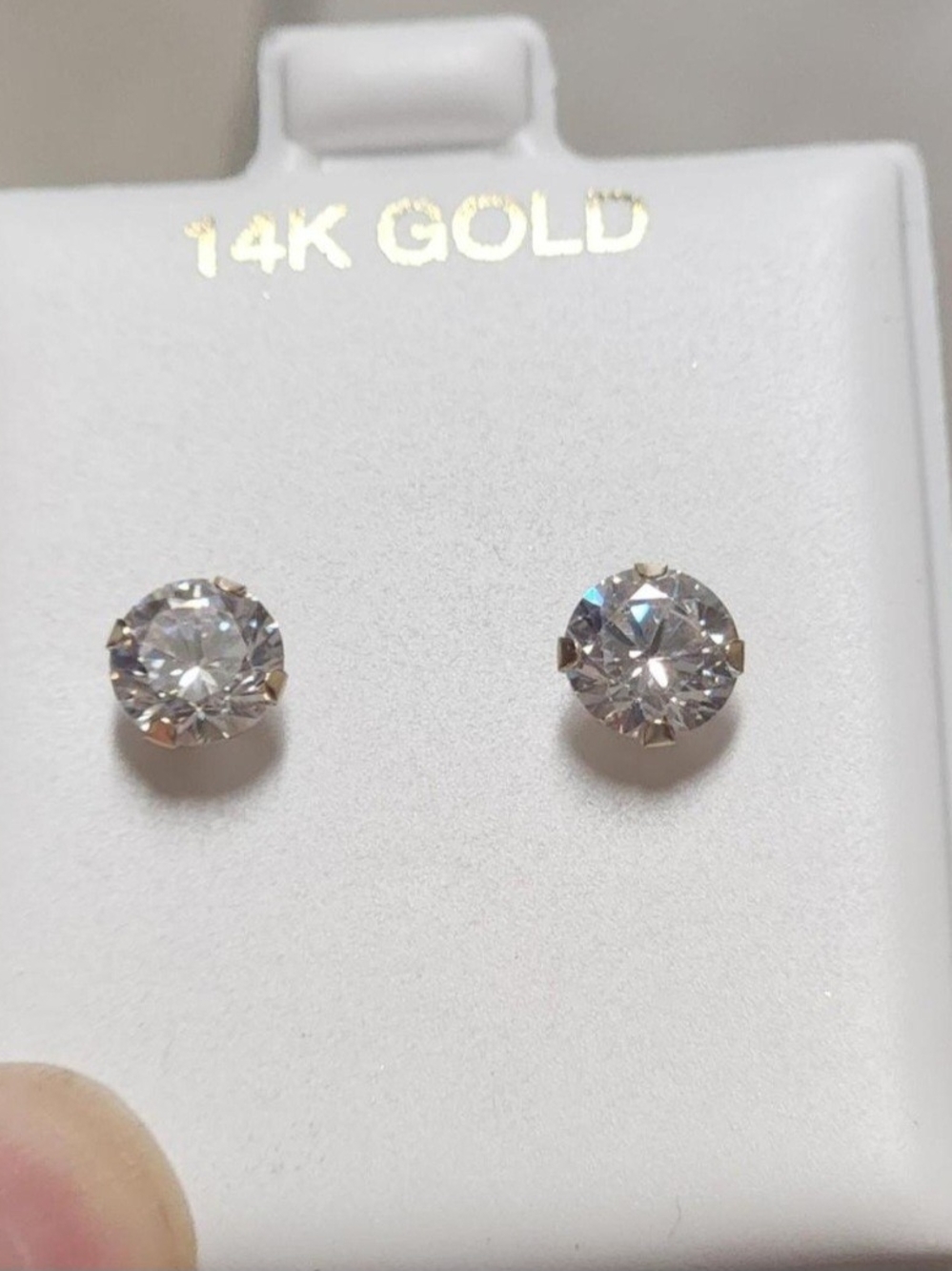 14K Gold Diamond Stud Earrings - Classic Sparkle
